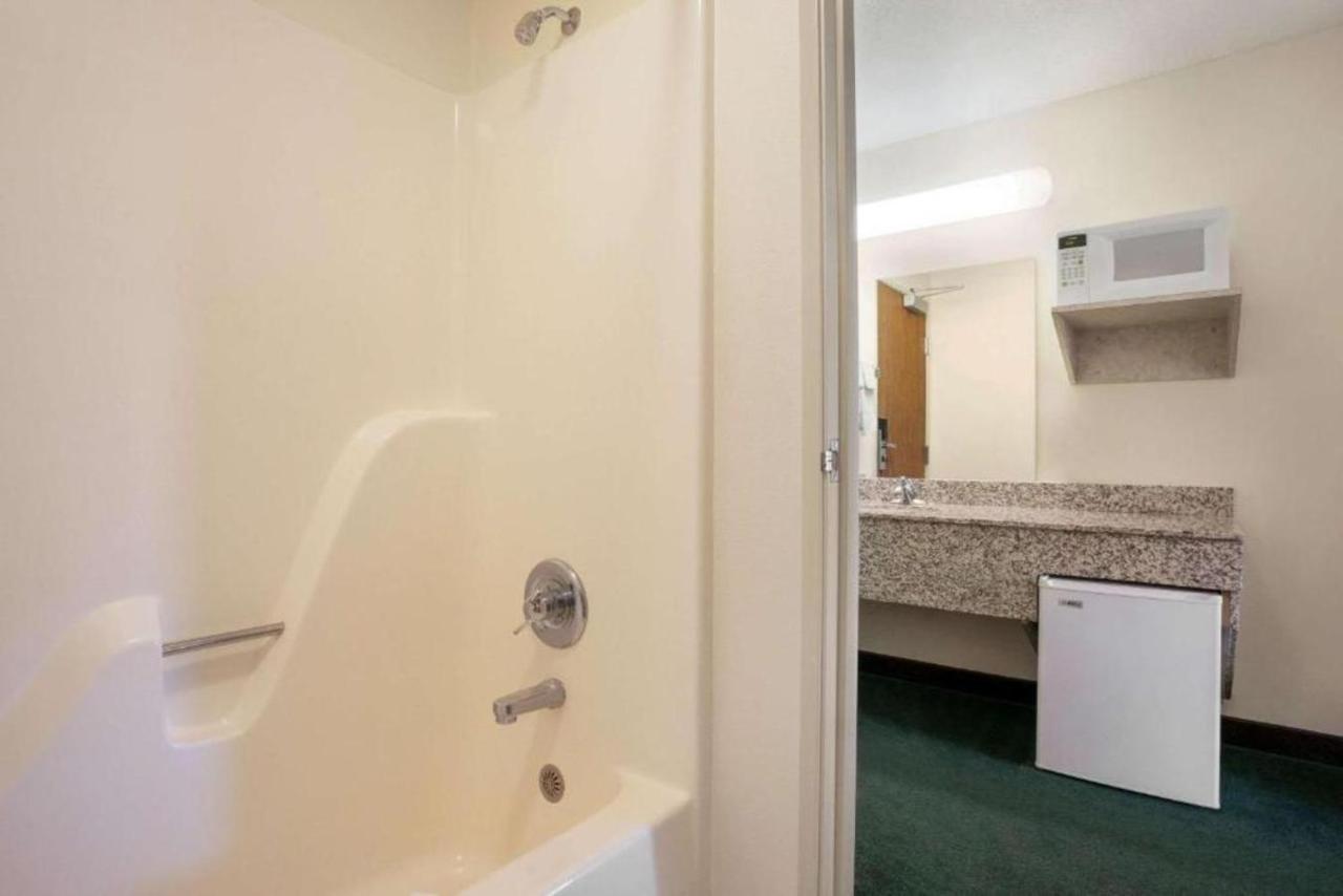 Travelodge By Wyndham Morrill Extérieur photo